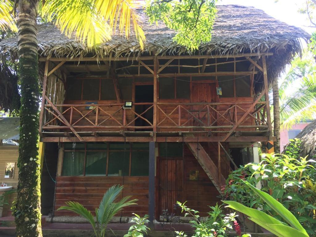Casa De La Iguana Hostel Livingston Exterior photo